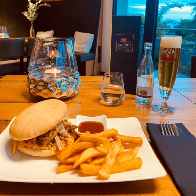 Nicht nur Wein sondern auch ein Rothaus  Tammemzäpfle zum

Pulled Pork Burger 
in der Lounge im Weinkontor Edenkoben.

_______________________
Lounge im Weinkontor
Weinstraße 131, 67480 Edenkoben
www. wklounge.de
Telefon: 06323-9898456
E-Mail: info@wklounge.de

#edenkoben#pfalz #pfalzliebe#goodlife#foodporn #food ##weinfeste #neustadtanderweinstrasse #landauinderpfalz #landau #maikammer #pfalzliebe 
#rheinlandpfalz #wein #Longdrinks#Cocktails#pfälzerwald #loungeimweinkontor#weinliebhaber#weinliebe # Tannenzäpfle#landauinderpfalz#zumwohldiepfalz#genuss #genussmomente 
Mehr dazu unter Facebook Lounge im Weinkontor
(Werbung)