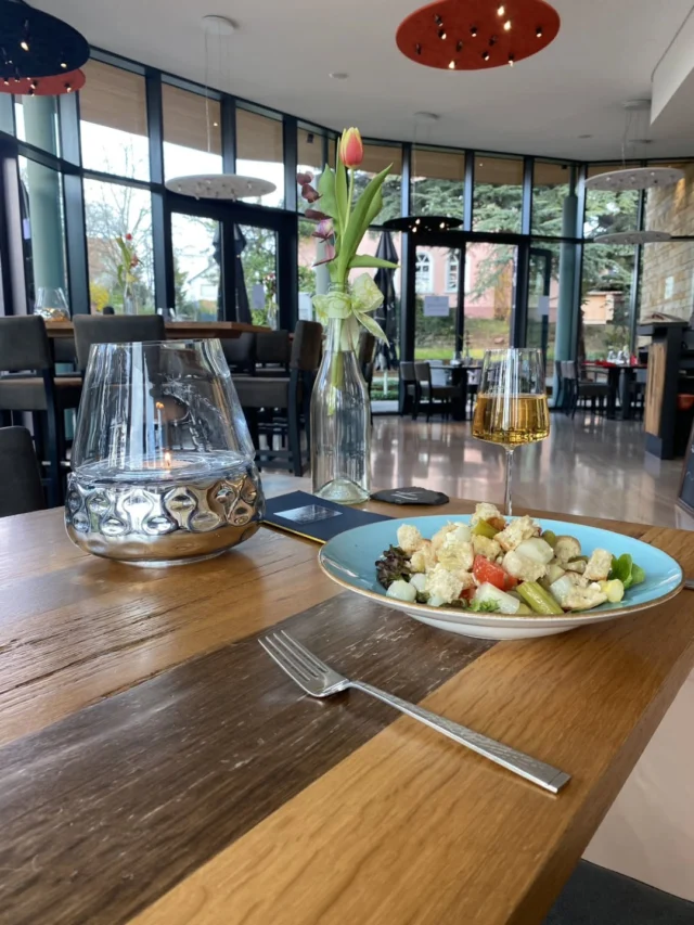 Aus unserer Spargelkarte -Lounge im Weinkontor Edenkoben

Spargel-Brotsalat
mit Tomaten,
Ciabatte und Parmesan

Vegetarischer Flammkuchen in der Lounge im Weinkontor Edenkoben

_______________________
Lounge im Weinkontor
Weinstraße 131, 67480 Edenkoben
www. wklounge.de
Telefon: 06323-9898456
E-Mail: info@wklounge.de

#edenkoben#pfalz #pfalzliebe#goodlife#foodporn #food ##weinfeste #neustadtanderweinstrasse #landauinderpfalz #landau #maikammer #pfalzliebe 
#rheinlandpfalz #wein #Longdrinks#Spargel #pfälzerwald #loungeimweinkontor#weinliebhaber#weinliebe # Spargelzeit #landauinderpfalz#zumwohldiepfalz#genuss #genussmomente 

Mehr dazu unter Facebook Lounge im Weinkontor
(Werbung)