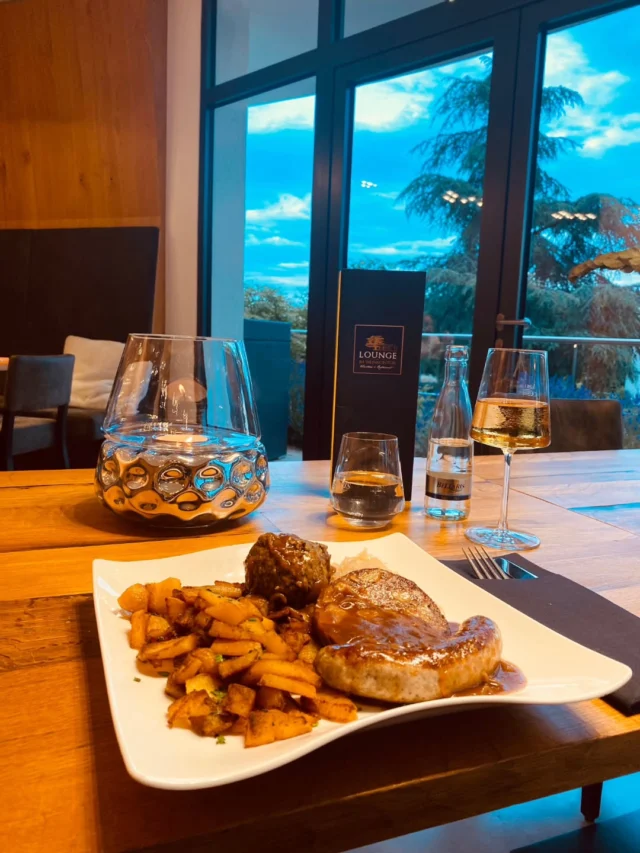 TYPISCH P(F)ALZ in der Lounge im Weinkontor Edenkoben

P(f)älzer Leibspeise
Bratwurst, Leberknödel und Saumagen an
Sauerbraten und Zwiebelsauce mit Bratkartoffeln

_______________________
Lounge im Weinkontor
Weinstraße 131, 67480 Edenkoben
www. wklounge.de
Telefon: 06323-9898456
E-Mail: info@wklounge.de

#edenkoben#pfalz #pfalzliebe#goodlife#foodporn #food ##weinfeste #neustadtanderweinstrasse #landauinderpfalz #landau #maikammer #pfalzliebe 
#rheinlandpfalz #wein #Longdrinks# Leberknödel #pfälzerwald #loungeimweinkontor#weinliebhaber#weinliebe # Saumargen #landauinderpfalz#zumwohldiepfalz#genuss #genussmomente 

Mehr dazu unter Facebook Lounge im Weinkontor
(Werbung)