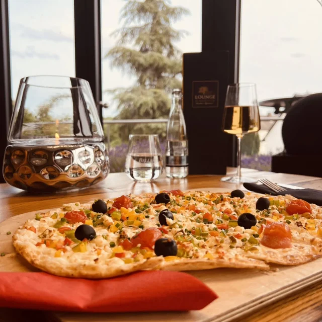 Vegetarischer Flammkuchen in der Lounge im Weinkontor Edenkoben

_______________________
Lounge im Weinkontor
Weinstraße 131, 67480 Edenkoben
www. wklounge.de
Telefon: 06323-9898456
E-Mail: info@wklounge.de

#edenkoben#pfalz #pfalzliebe#goodlife#foodporn #food ##weinfeste #neustadtanderweinstrasse #landauinderpfalz #landau #maikammer #pfalzliebe 
#rheinlandpfalz #wein #Longdrinks# Vegetarisch #pfälzerwald #loungeimweinkontor#weinliebhaber#weinliebe # flammkuchen #landauinderpfalz#zumwohldiepfalz#genuss #genussmomente 

Mehr dazu unter Facebook Lounge im Weinkontor
(Werbung)
