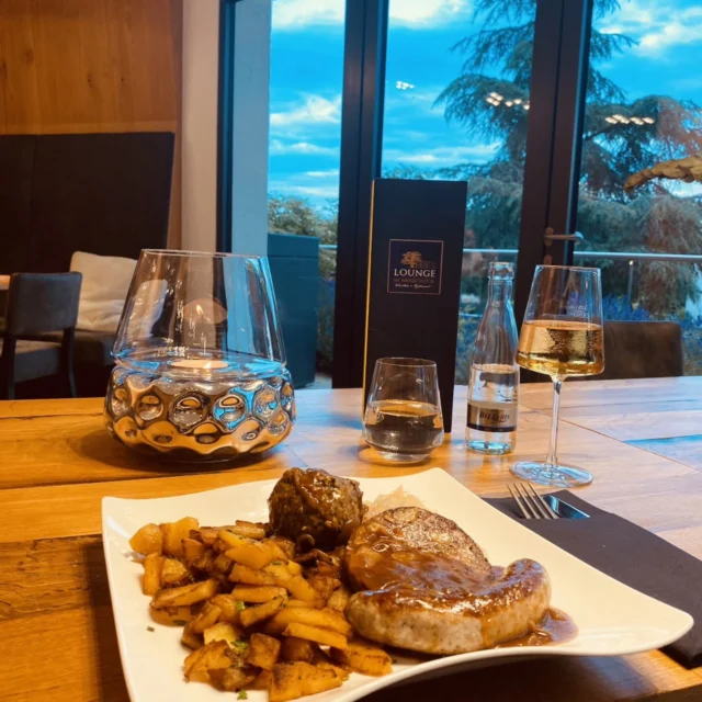 TYPISCH P(F)ALZ in der Lounge im Weinkontor Edenkoben

P(f)älzer Leibspeise
Bratwurst, Leberknödel und Saumagen an
Sauerbraten und Zwiebelsauce mit Bratkartoffeln

_______________________
Lounge im Weinkontor
Weinstraße 131, 67480 Edenkoben
www. wklounge.de
Telefon: 06323-9898456
E-Mail: info@wklounge.de

#edenkoben#pfalz #pfalzliebe#goodlife#foodporn #food ##weinfeste #neustadtanderweinstrasse #landauinderpfalz #landau #maikammer #pfalzliebe 
#rheinlandpfalz #wein #Longdrinks# Leberknödel #pfälzerwald #loungeimweinkontor#weinliebhaber#weinliebe # Saumargen #landauinderpfalz#zumwohldiepfalz#genuss #genussmomente 

Mehr dazu unter Facebook Lounge im Weinkontor
(Werbung)