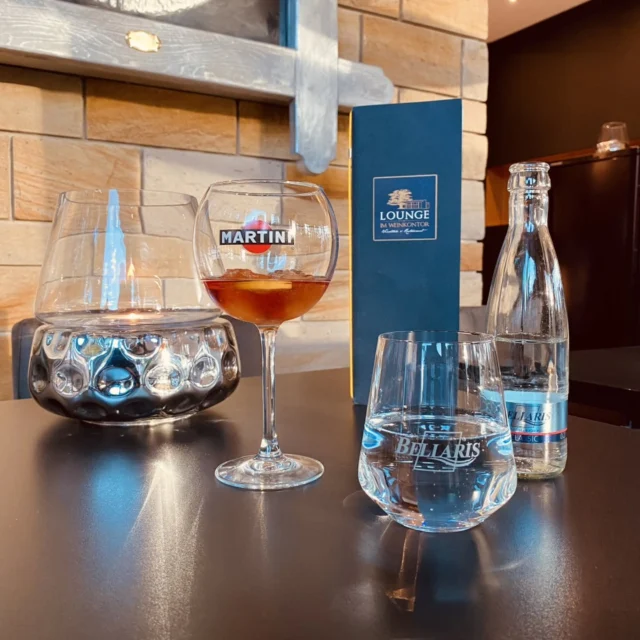 Auf einem Martini in die - Lounge im Weinkontor Edenkoben

Nicht nur Weine, sondern auch Longdrinks
_______________________
Lounge im Weinkontor
Weinstraße 131, 67480 Edenkoben
www. wklounge.de
Telefon: 06323-9898456
E-Mail: info@wklounge.de

#edenkoben#pfalz #pfalzliebe#goodlife#foodporn #food # Martini #weinfeste #neustadtanderweinstrasse #landauinderpfalz #landau #maikammer #pfalzliebe 
#rheinlandpfalz #wein #Longdrinks# #pfälzerwald #loungeimweinkontor#weinliebhaber#weinliebe # Aperol #landauinderpfalz#zumwohldiepfalz#genuss #genussmomente #Cocktail

Mehr dazu unter Facebook Lounge im Weinkontor
(Werbung)